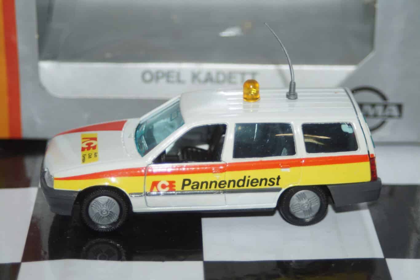 Gama opel vauxhall ascona cavalier polizei 81170000 in 1:43 scale