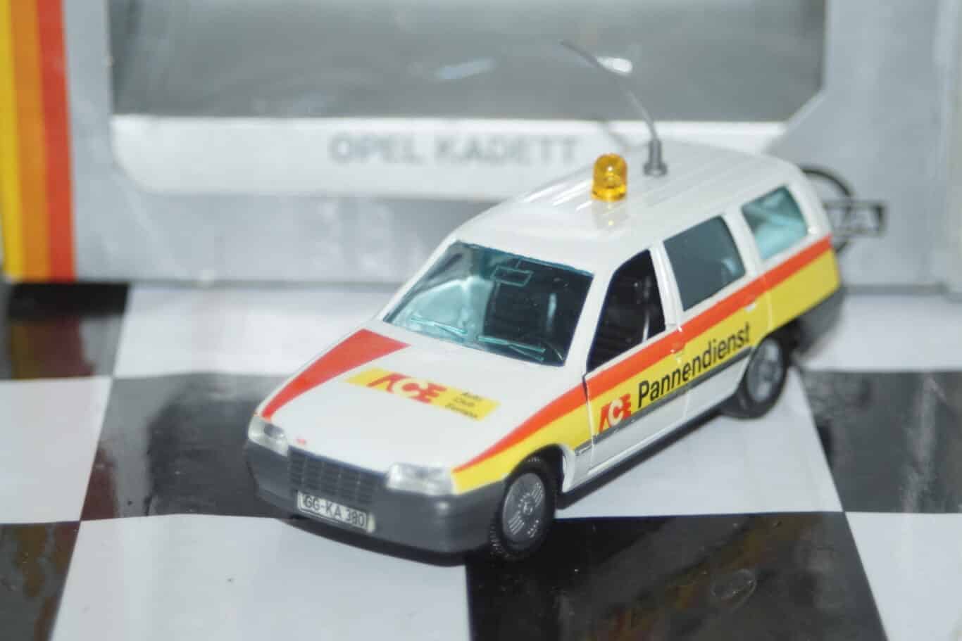 Gama opel vauxhall ascona cavalier polizei 81170000 in 1:43 scale