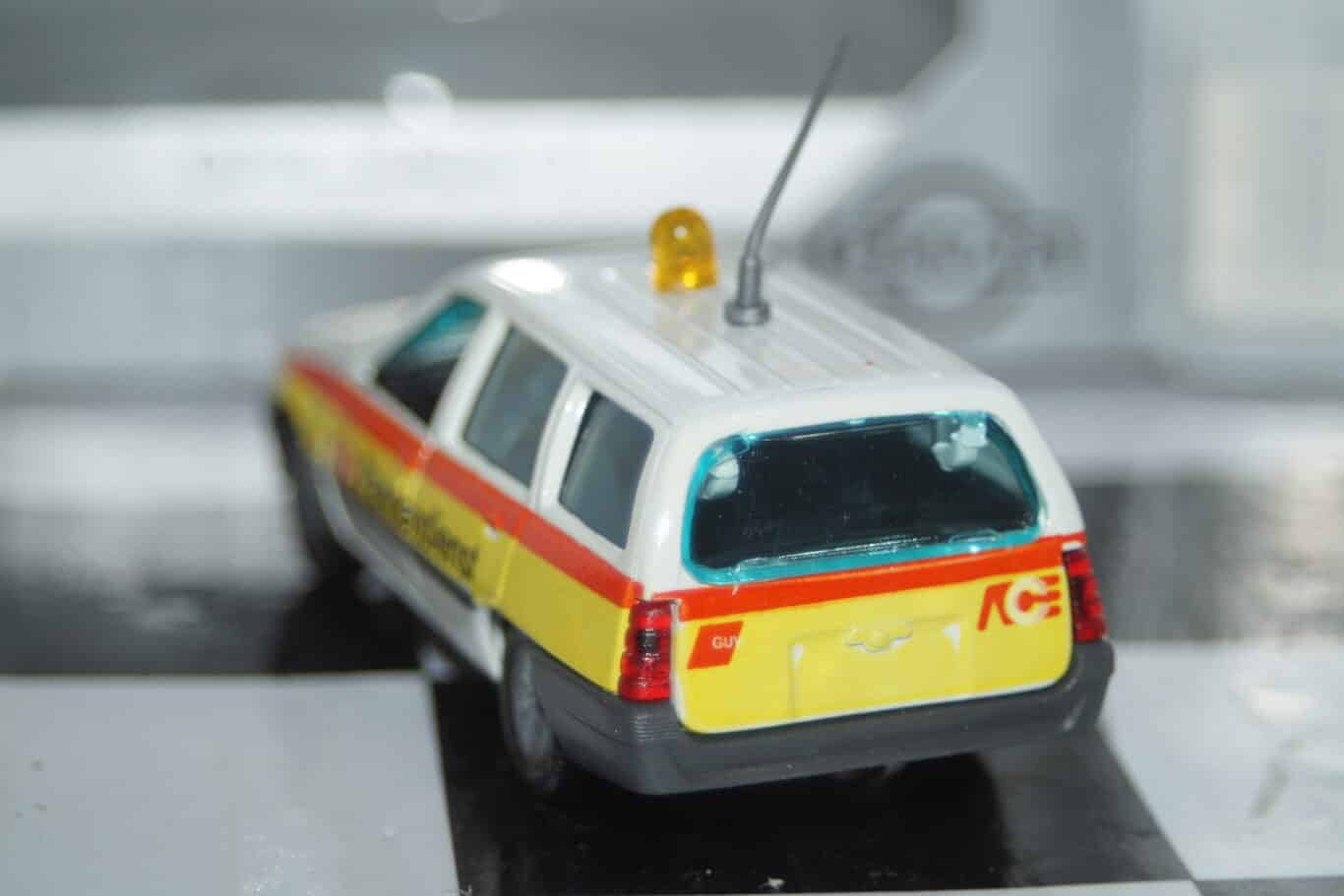 Gama opel vauxhall ascona cavalier polizei 81170000 in 1:43 scale