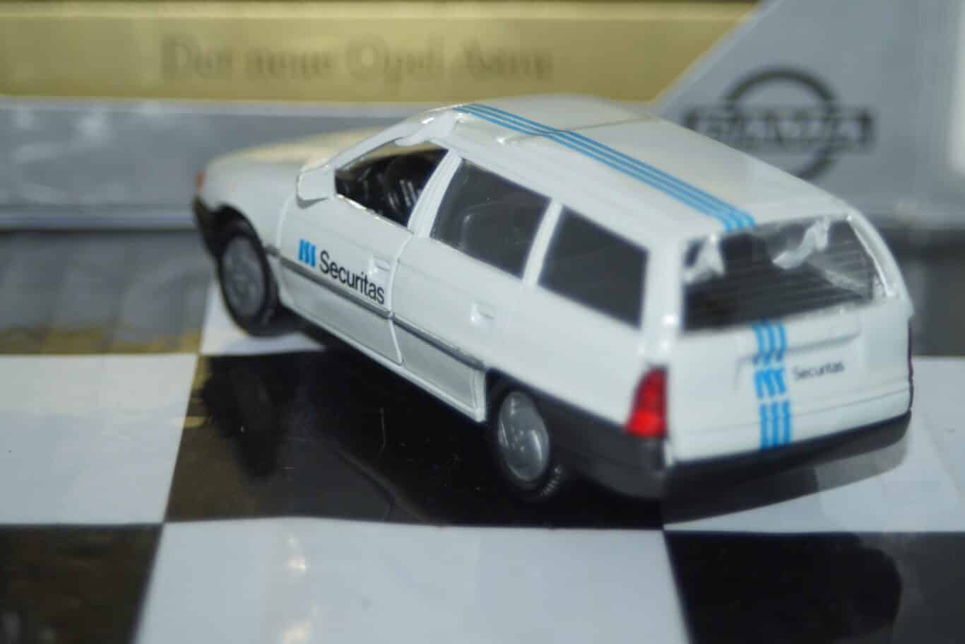 Gama opel vauxhall astra mk3 securitas 81113000 in 1:43 scale