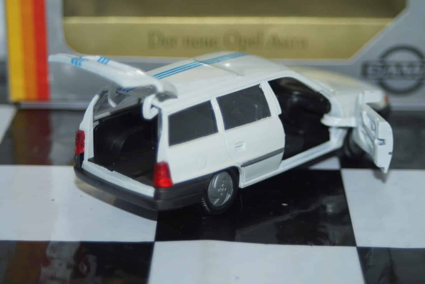 Gama opel vauxhall astra mk3 securitas 81113000 in 1:43 scale