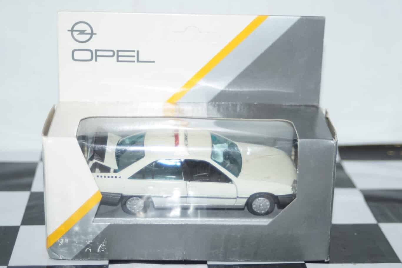 Gama opel vauxhall carlton taxi 1799315 in 1:43 scale