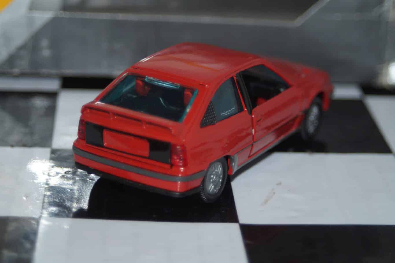 Gama (dealer box) opel vauxhall astra kadett mk2 red in 1:43 scale