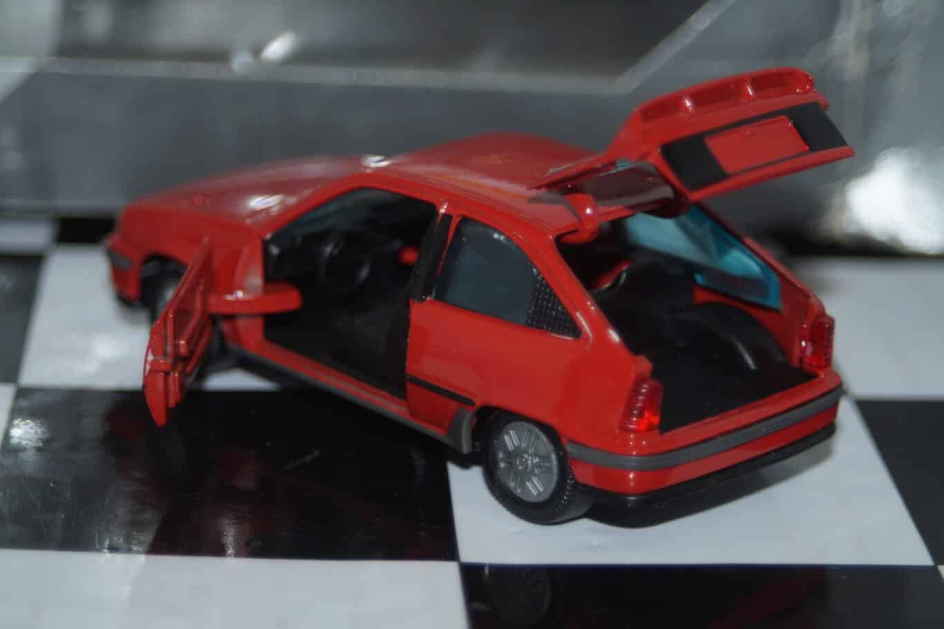 Gama (dealer box) opel vauxhall astra kadett mk2 red in 1:43 scale