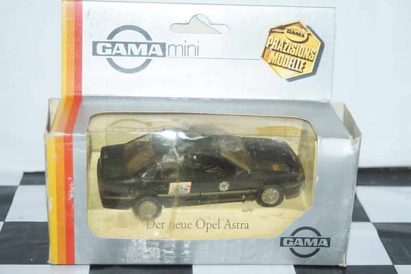 Gama opel vauxhall vectra cavalier politie ref 1161 in 1:43 scale wrong box