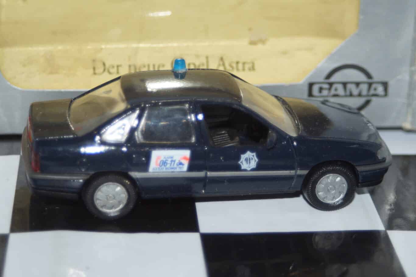 Gama opel vauxhall vectra cavalier politie ref 1161 in 1:43 scale wrong box