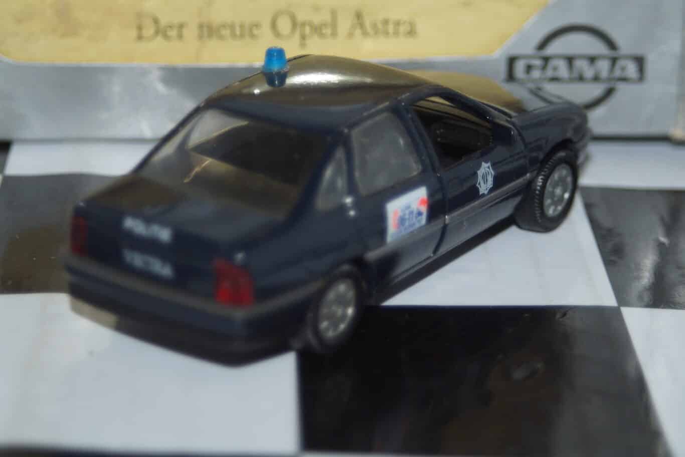 Gama opel vauxhall vectra cavalier politie ref 1161 in 1:43 scale wrong box