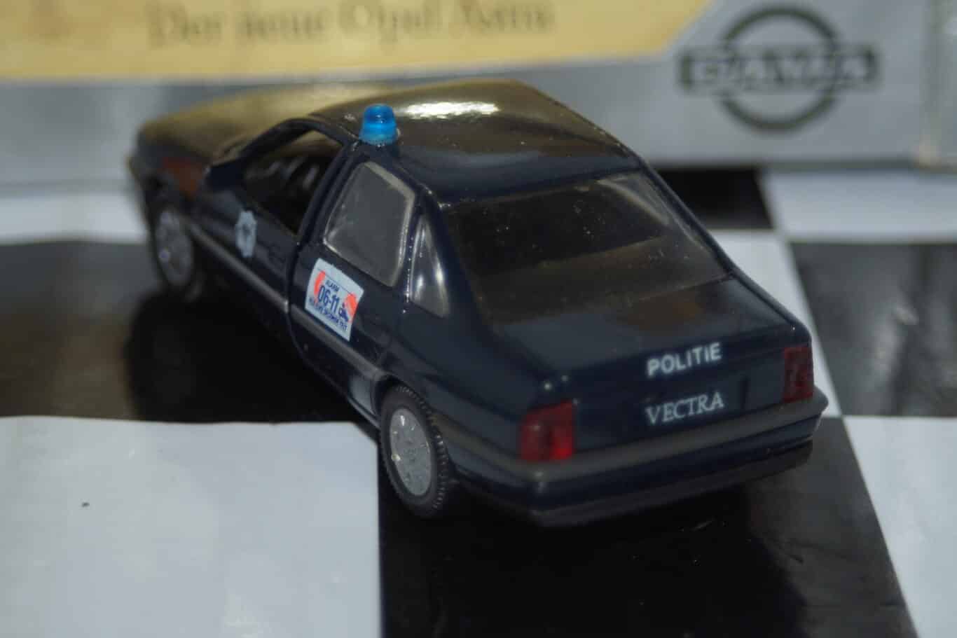 Gama opel vauxhall vectra cavalier politie ref 1161 in 1:43 scale wrong box