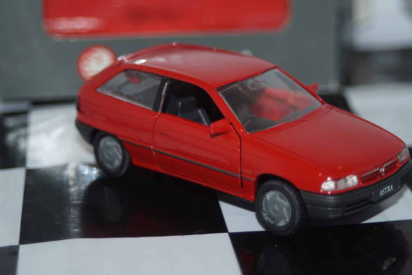 Gama vauxhall astra mk3 red in vauxhall box ref 1001 in 1:43 scale
