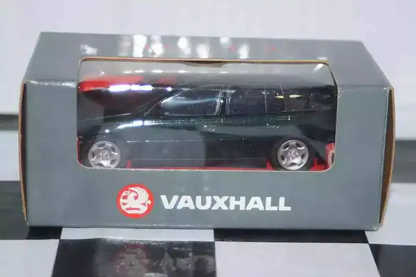 Schuco vauxhall opel omega estate green in vauxhall box 1:43