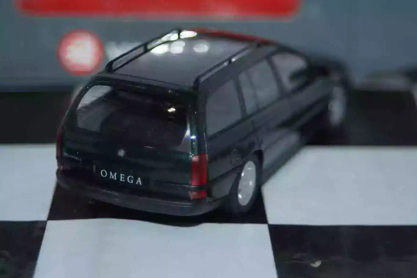 Schuco vauxhall opel omega estate green in vauxhall box 1:43