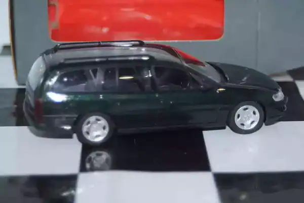 Schuco vauxhall opel omega estate green in vauxhall box 1:43