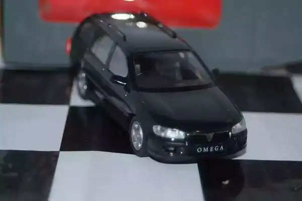 Schuco vauxhall opel omega estate green in vauxhall box 1:43