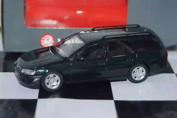 Schuco vauxhall opel omega estate green in vauxhall box 1:43