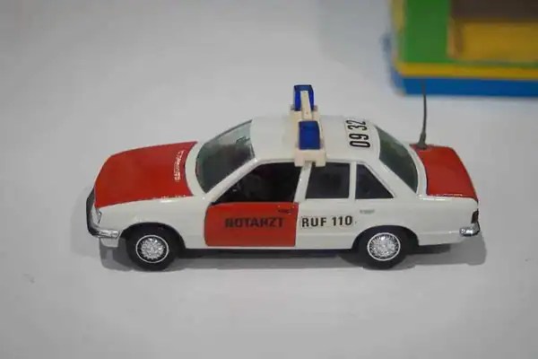 Gama opel rekord notartzt in 1:43 scale 893