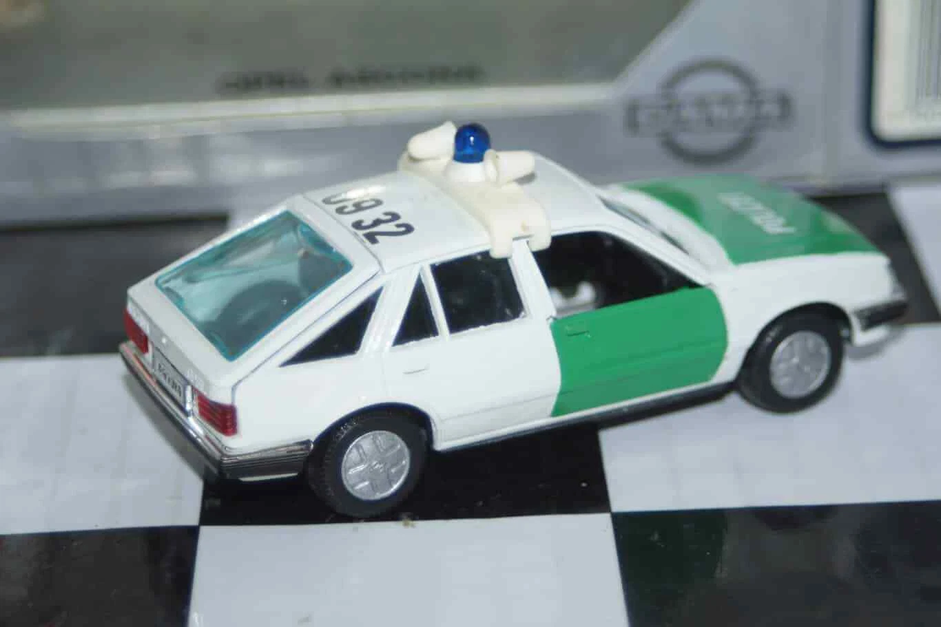 Gama opel vauxhall ascona cavalier polizei 81170000 in 1:43 scale