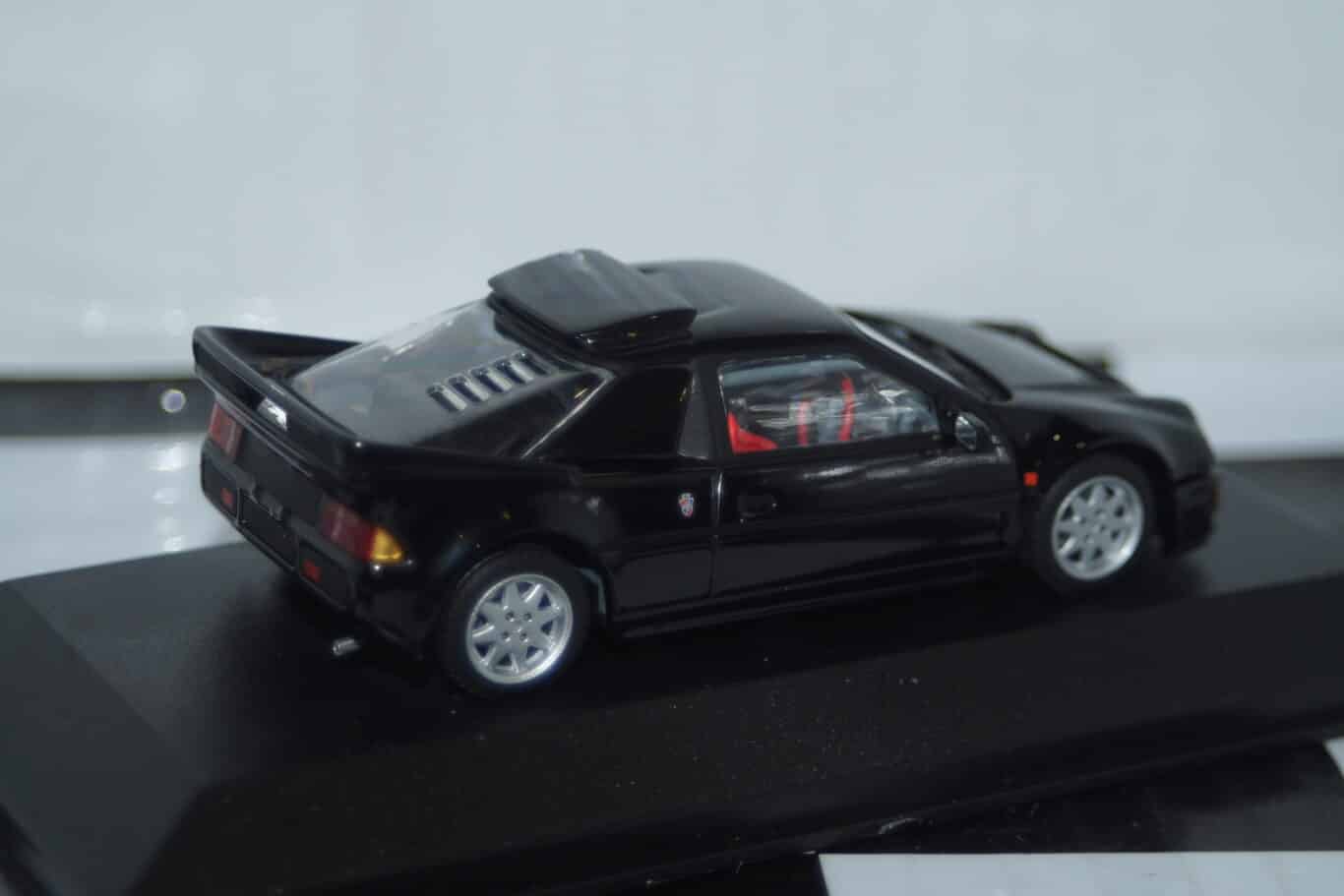 Minichamps ford thunderbird in black 2002 1/43rd 400 082131