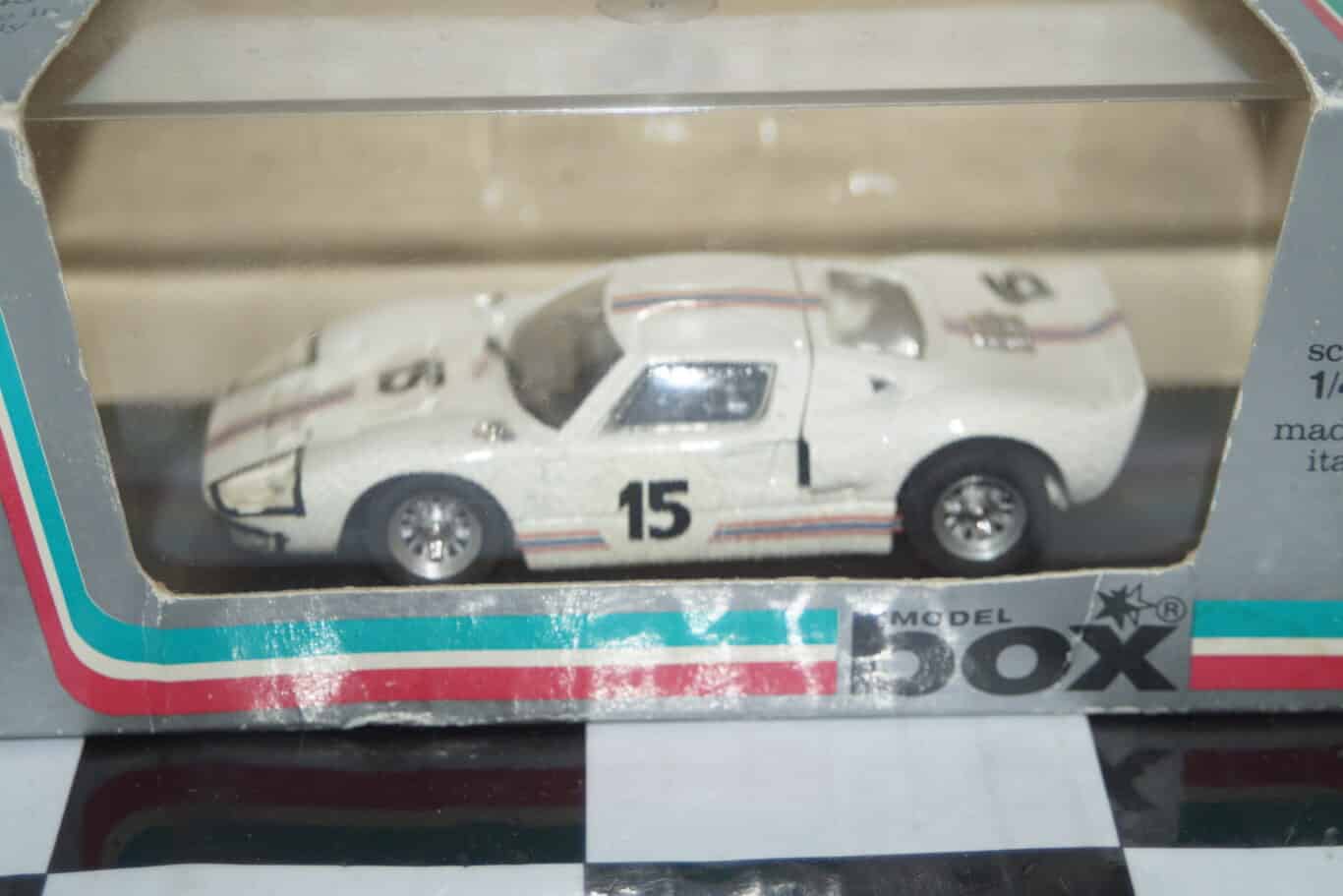 Model box ford gt 40 lemans 66 #55 1:43 ref 8456 (crack in case)+1 x loose ford gt