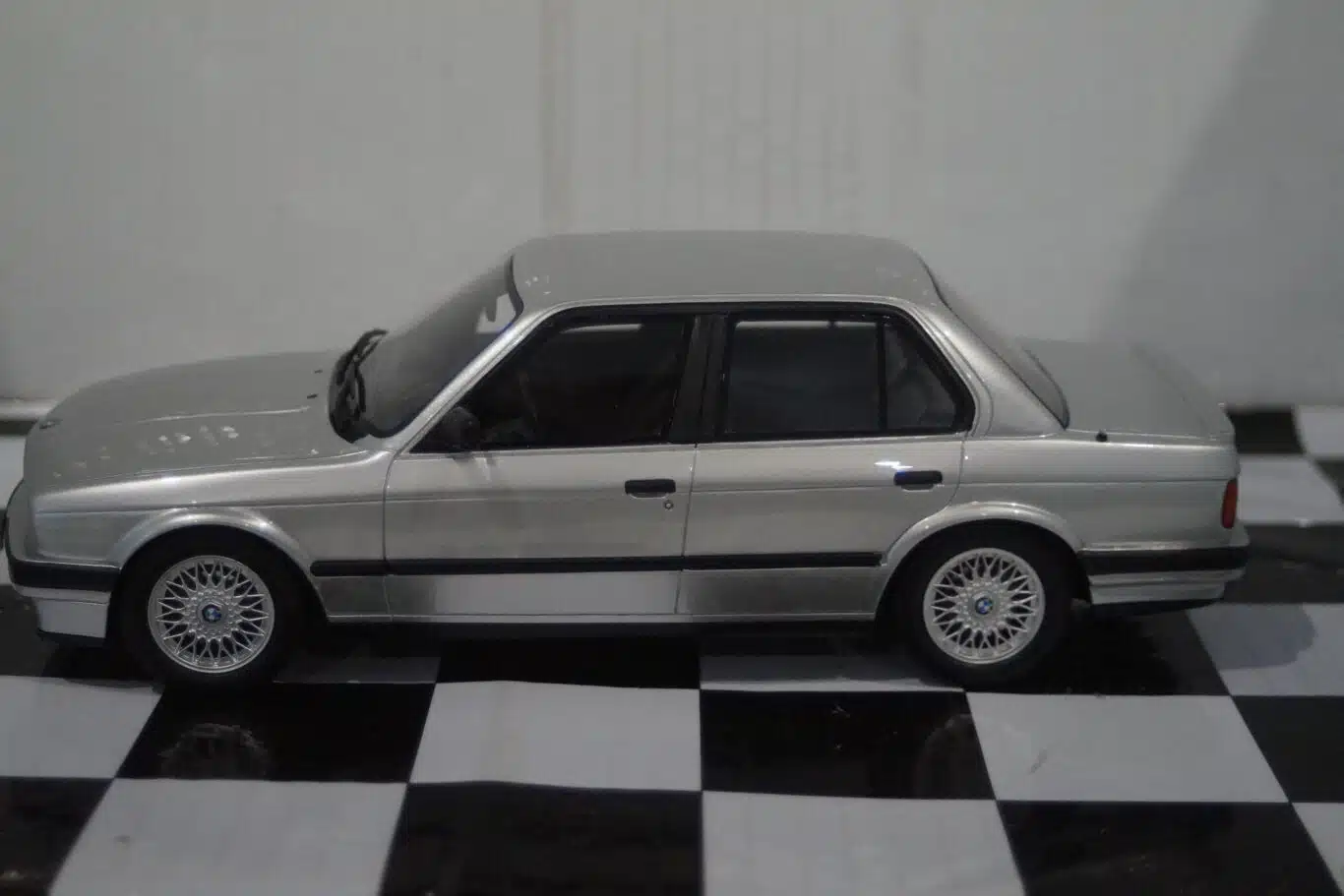 OTTO BMW E30 325i Sedan silver 1988 1:18 OT912