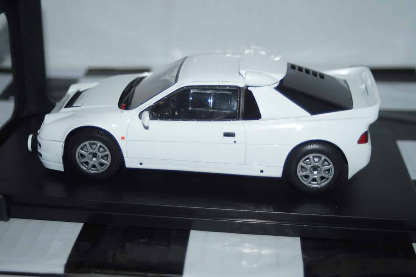 Whitebox ford rs 200 white 1:24 wb124211