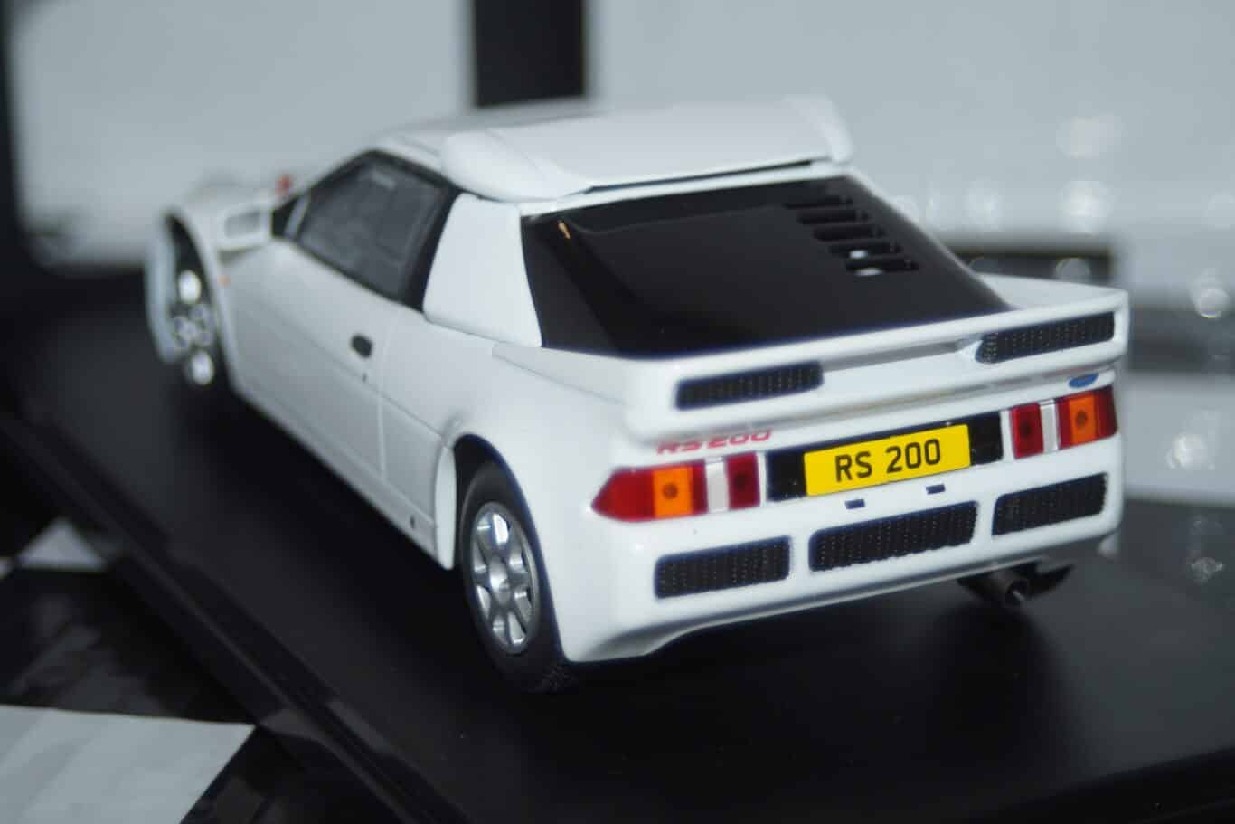 Whitebox ford rs 200 white 1:24 wb124211