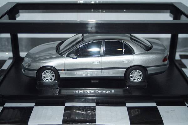Triple 9 opel omega b roadcar 1996 silver 1:18 t9-1800430