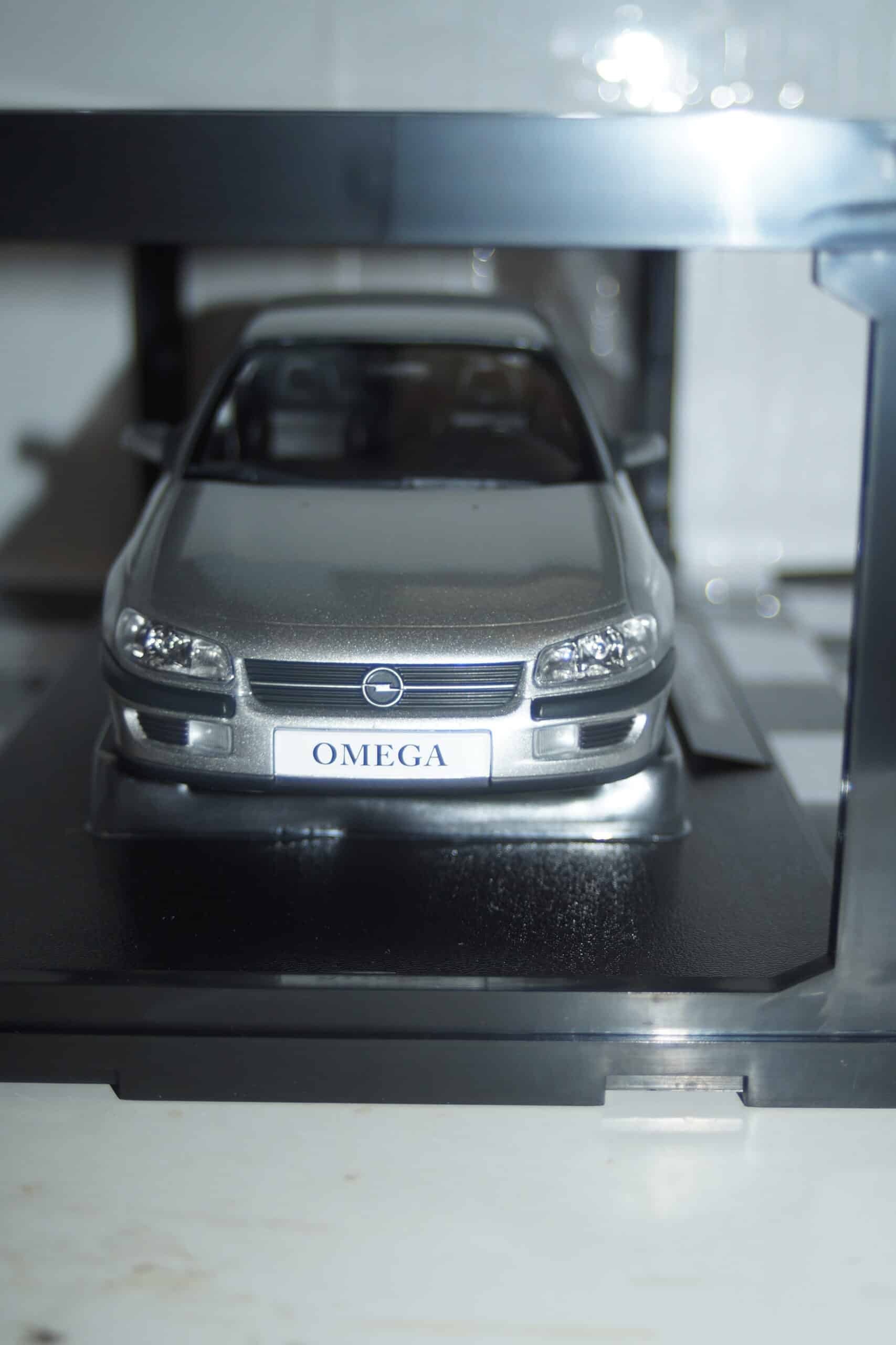 Triple 9 opel omega b roadcar 1996 silver 1:18 t9-1800430