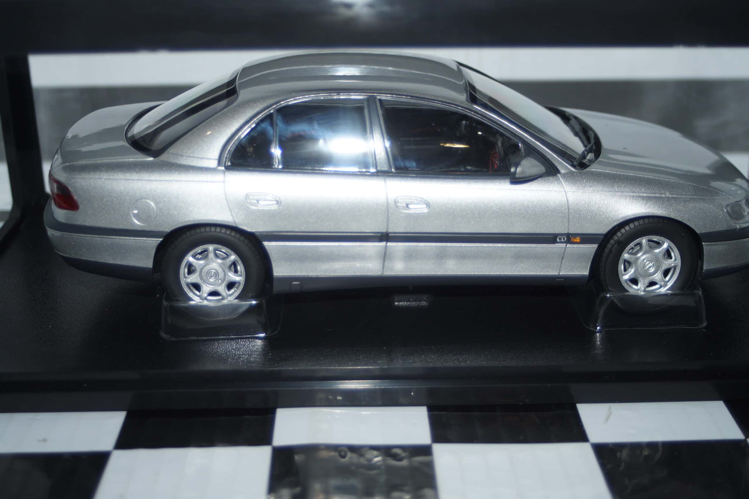 Triple 9 opel omega b roadcar 1996 silver 1:18 t9-1800430