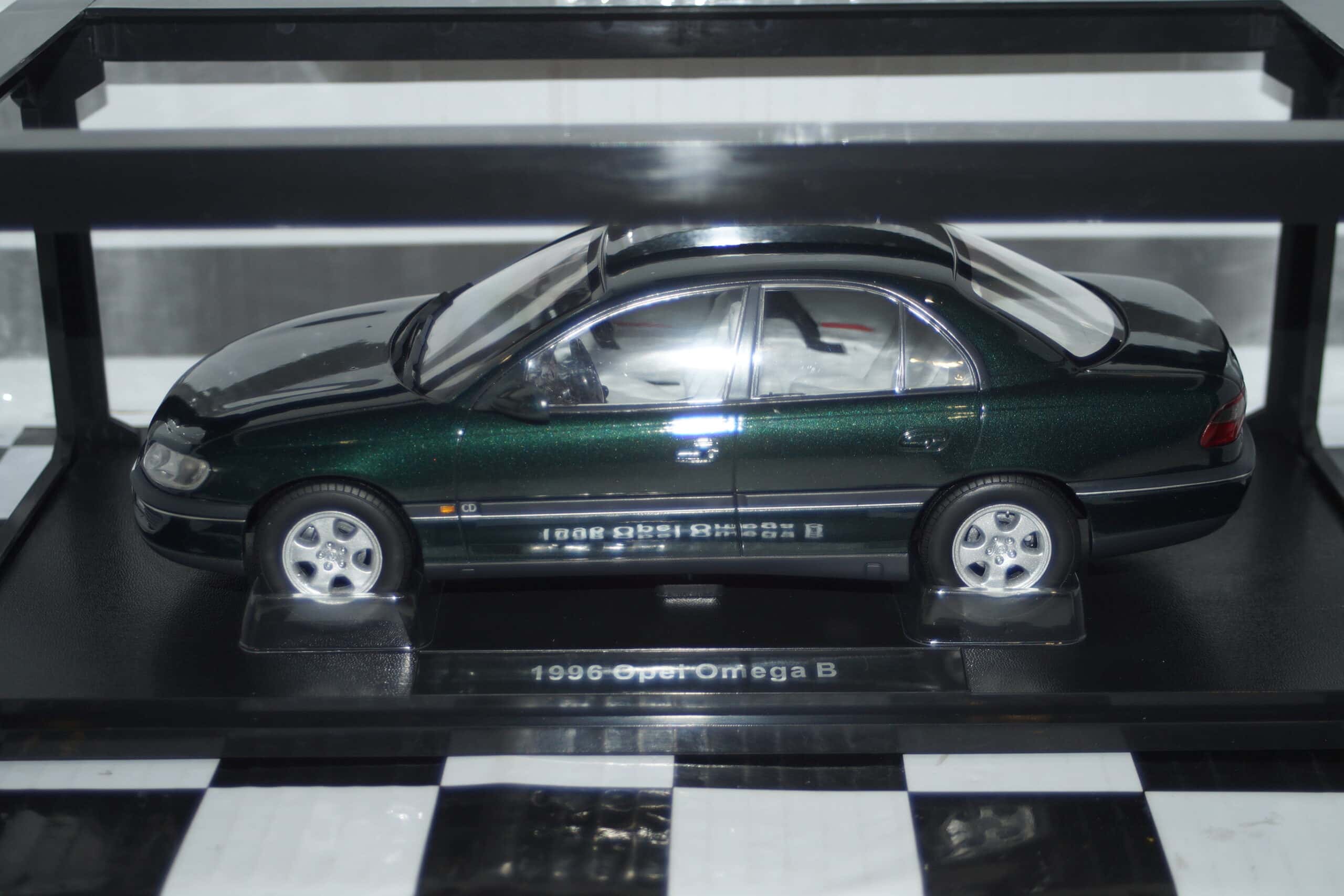 Triple 9 opel omega b roadcar 1996 green 1:18 t9-1800433