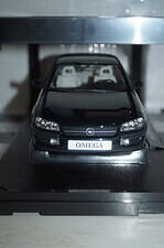 Triple 9 opel omega b roadcar 1996 green 1:18 t9-1800433
