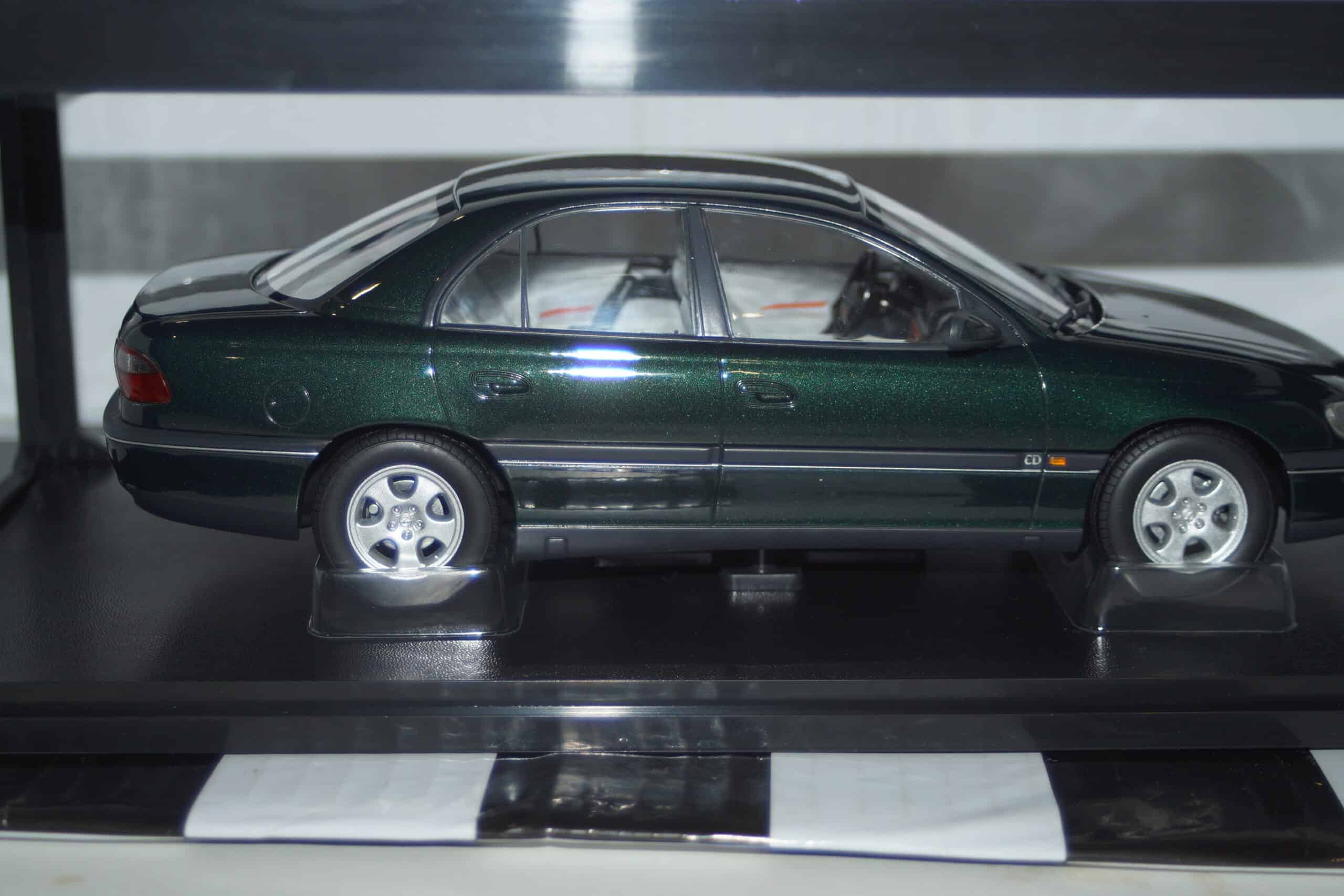 Triple 9 opel omega b roadcar 1996 green 1:18 t9-1800433