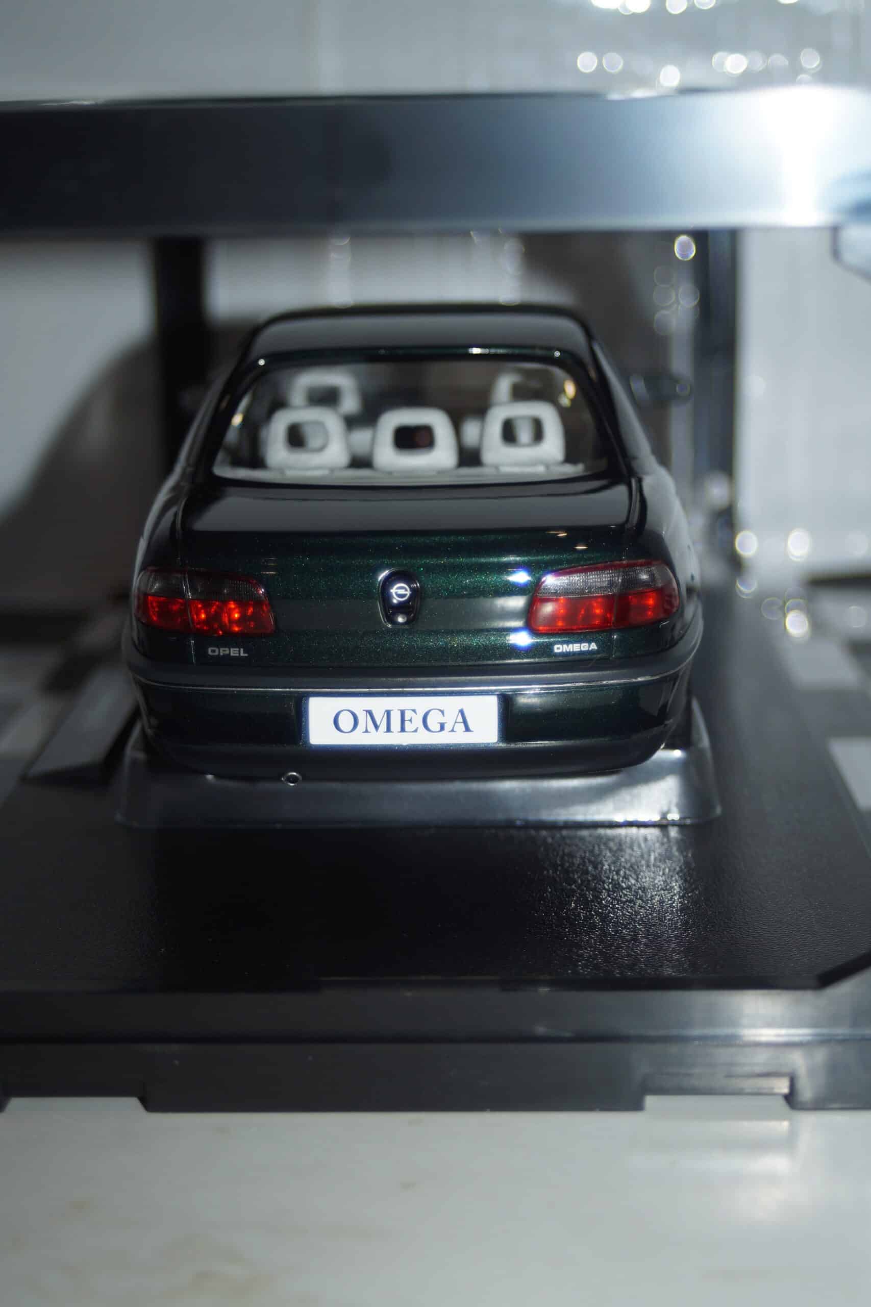 Triple 9 opel omega b roadcar 1996 green 1:18 t9-1800433