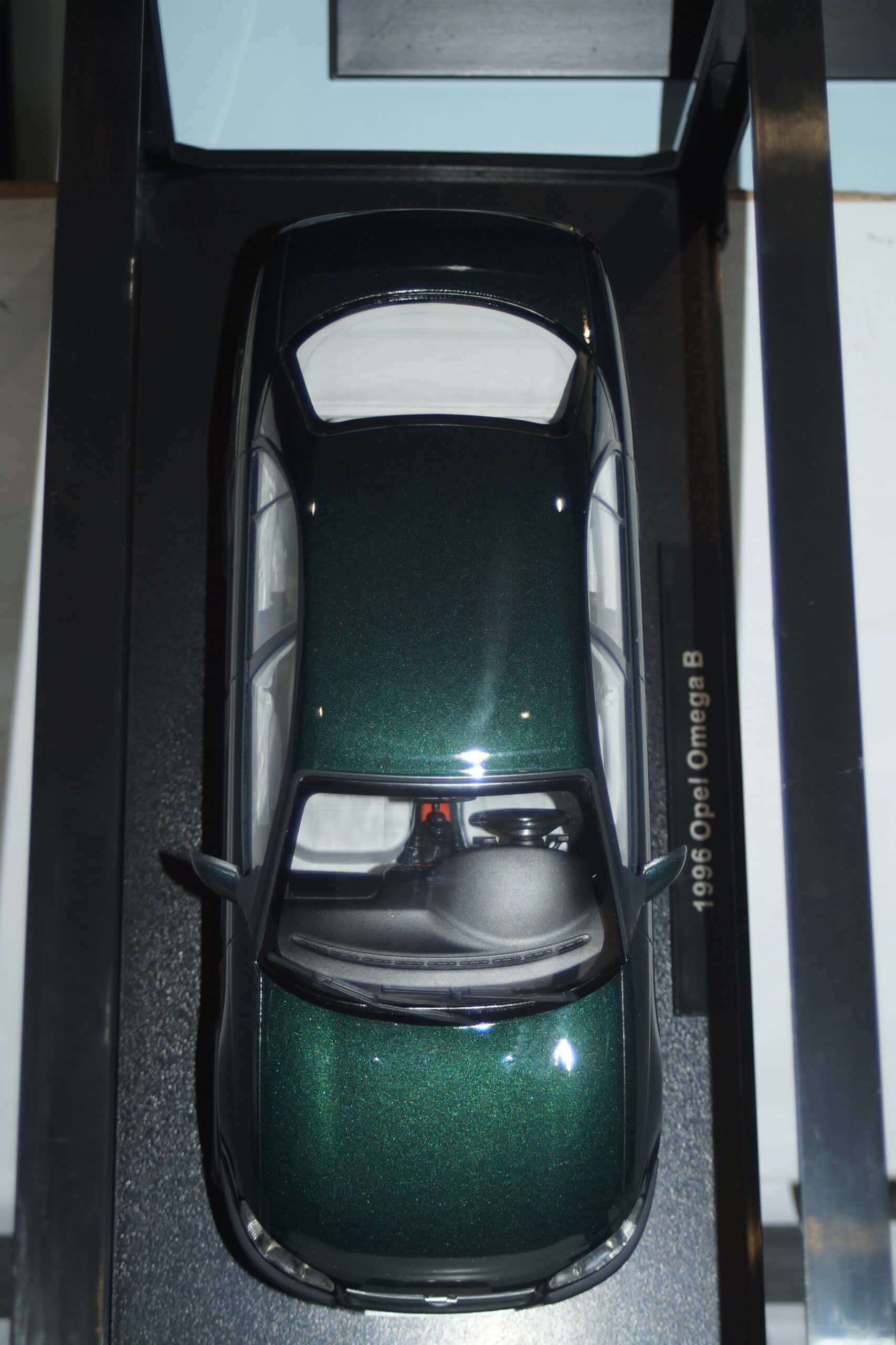 Triple 9 opel omega b roadcar 1996 green 1:18 t9-1800433