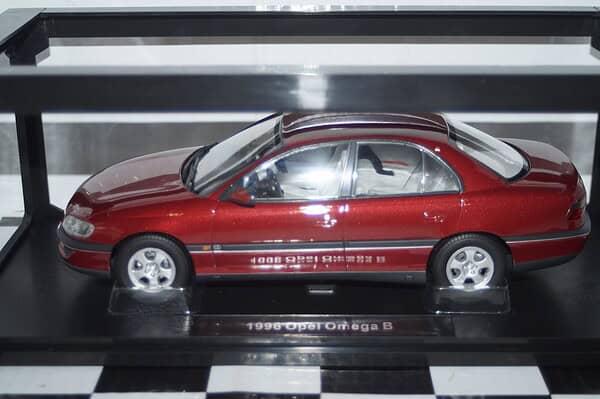 Triple 9 opel omega b roadcar 1996 maroon 1:18 t9-1800432