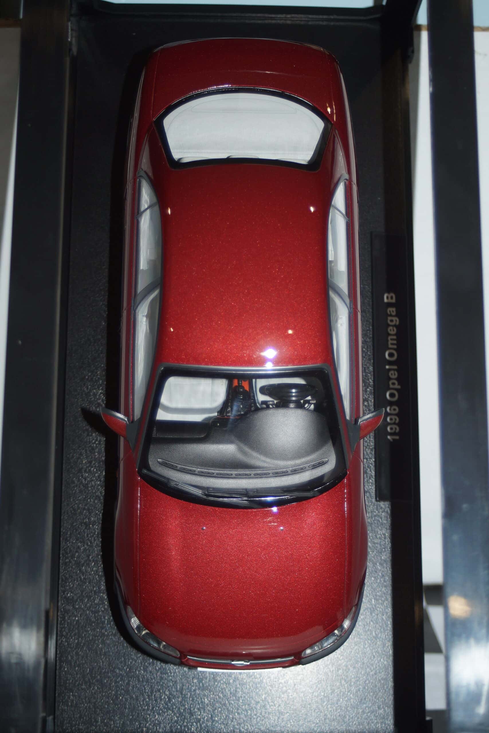 Triple 9 opel omega b roadcar 1996 maroon 1:18 t9-1800432
