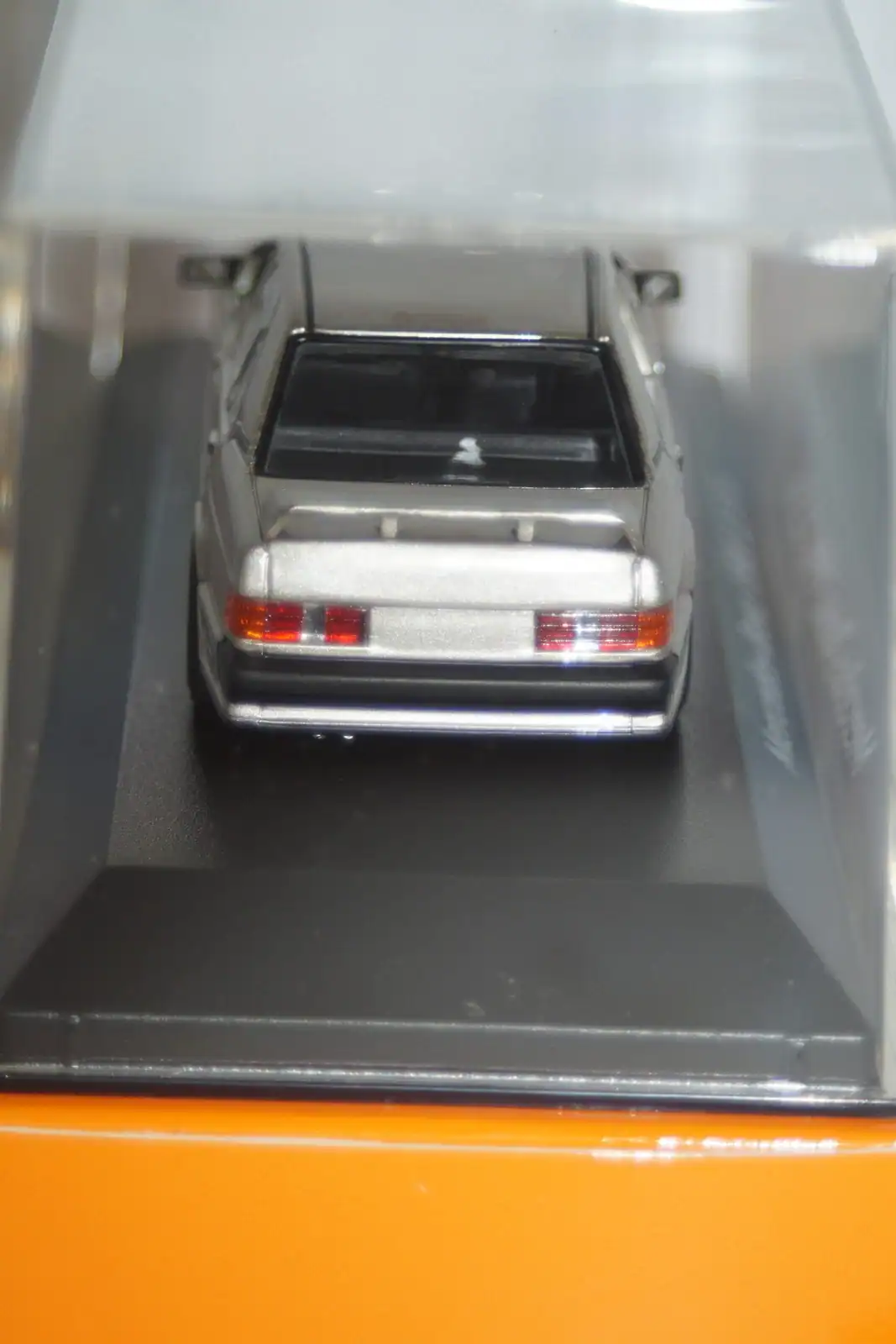 Maxichamps mercedes benz 190e 1984 gold 1:43 940 035600