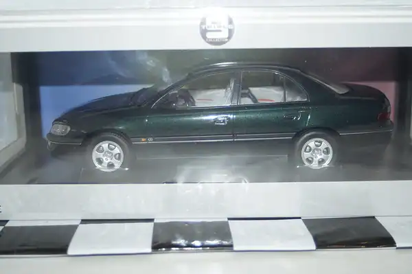 Triple 9 opel omega b roadcar 1996 green 1:18 t9-1800433
