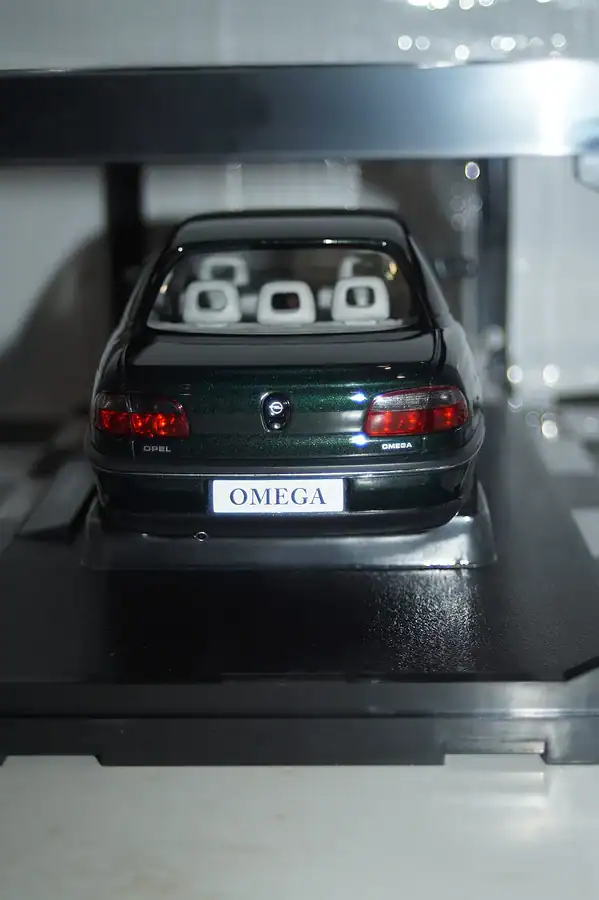 Triple 9 opel omega b roadcar 1996 green 1:18 t9-1800433