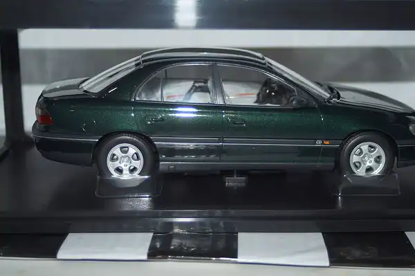 Triple 9 opel omega b roadcar 1996 green 1:18 t9-1800433