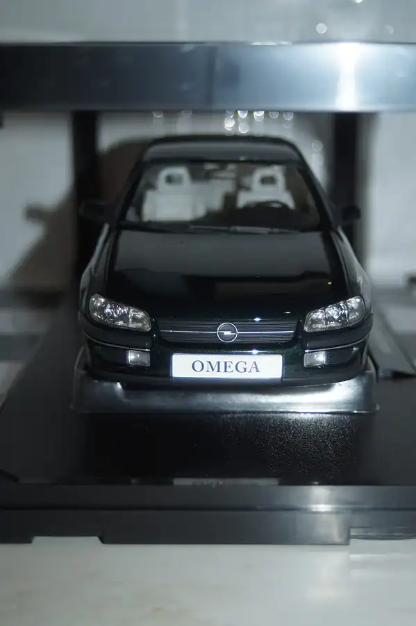 Triple 9 opel omega b roadcar 1996 green 1:18 t9-1800433