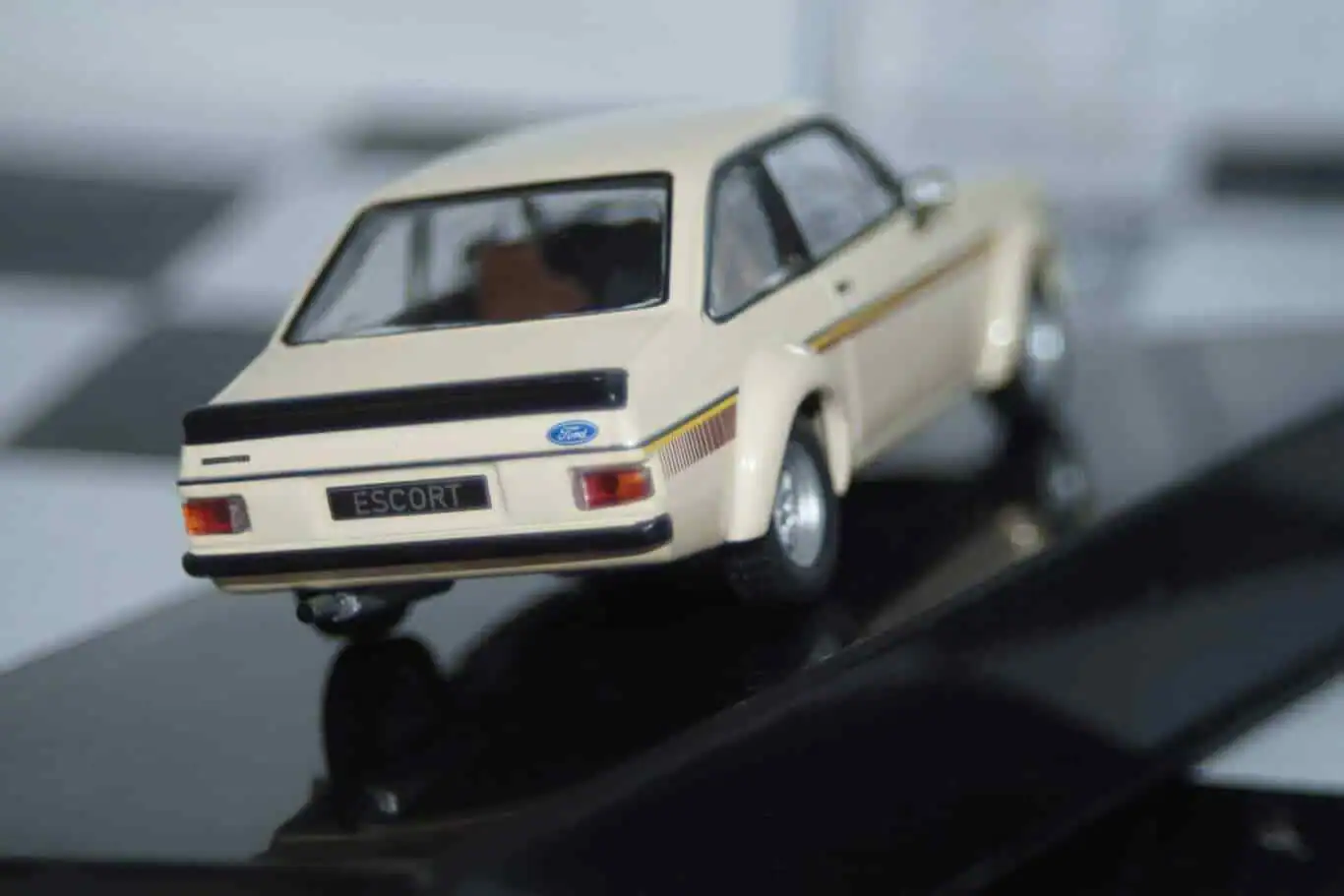 Ixo ford escort mk2 1976 clc538n in beige diecast 1:43