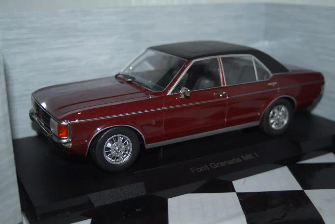 Model car group ford granada mk1 maroon / black 1975 rhd uk exclusive mcg18467