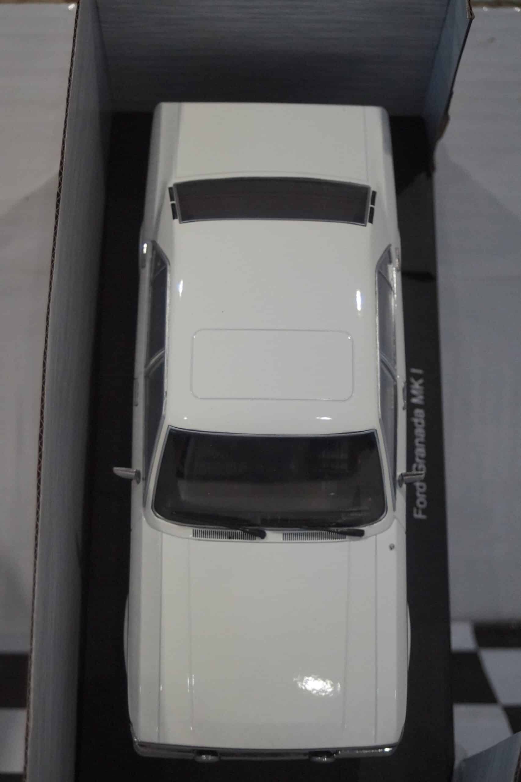 Model car group ford granada mk1 white 1:18 mcg18395