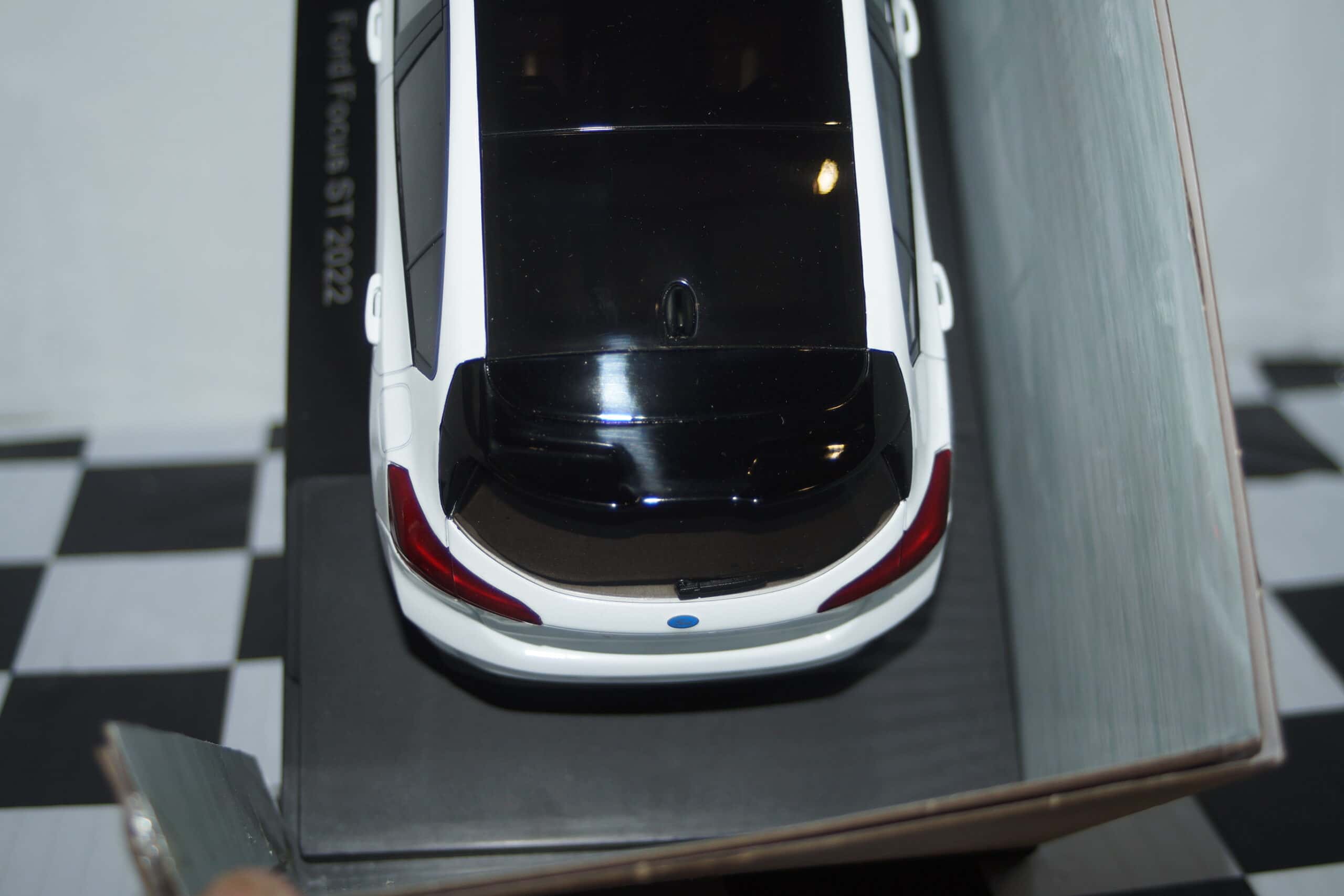 Model car group ford focus st white 1/18th mcg18453