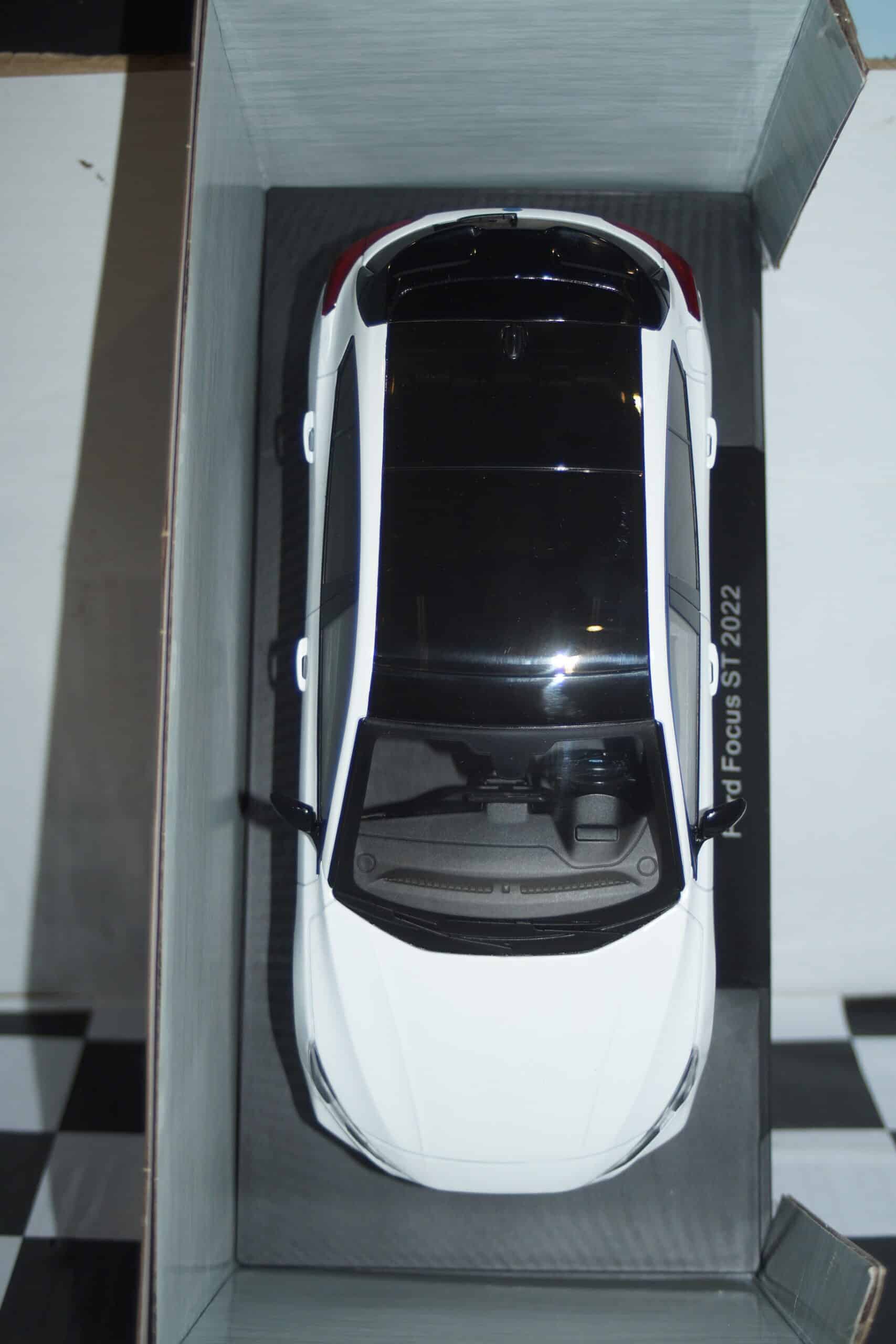 Model car group ford focus st white 1/18th mcg18453