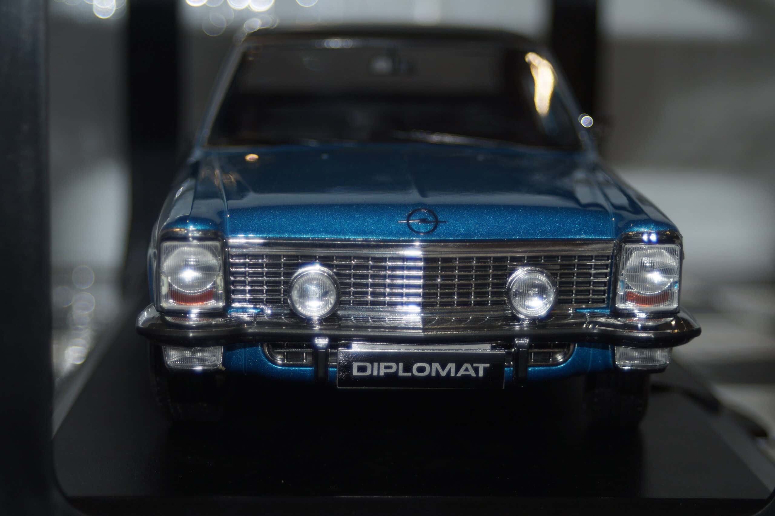 Norev vauxhall opel diplomat v8 1969 blue 1:18 scale 183686