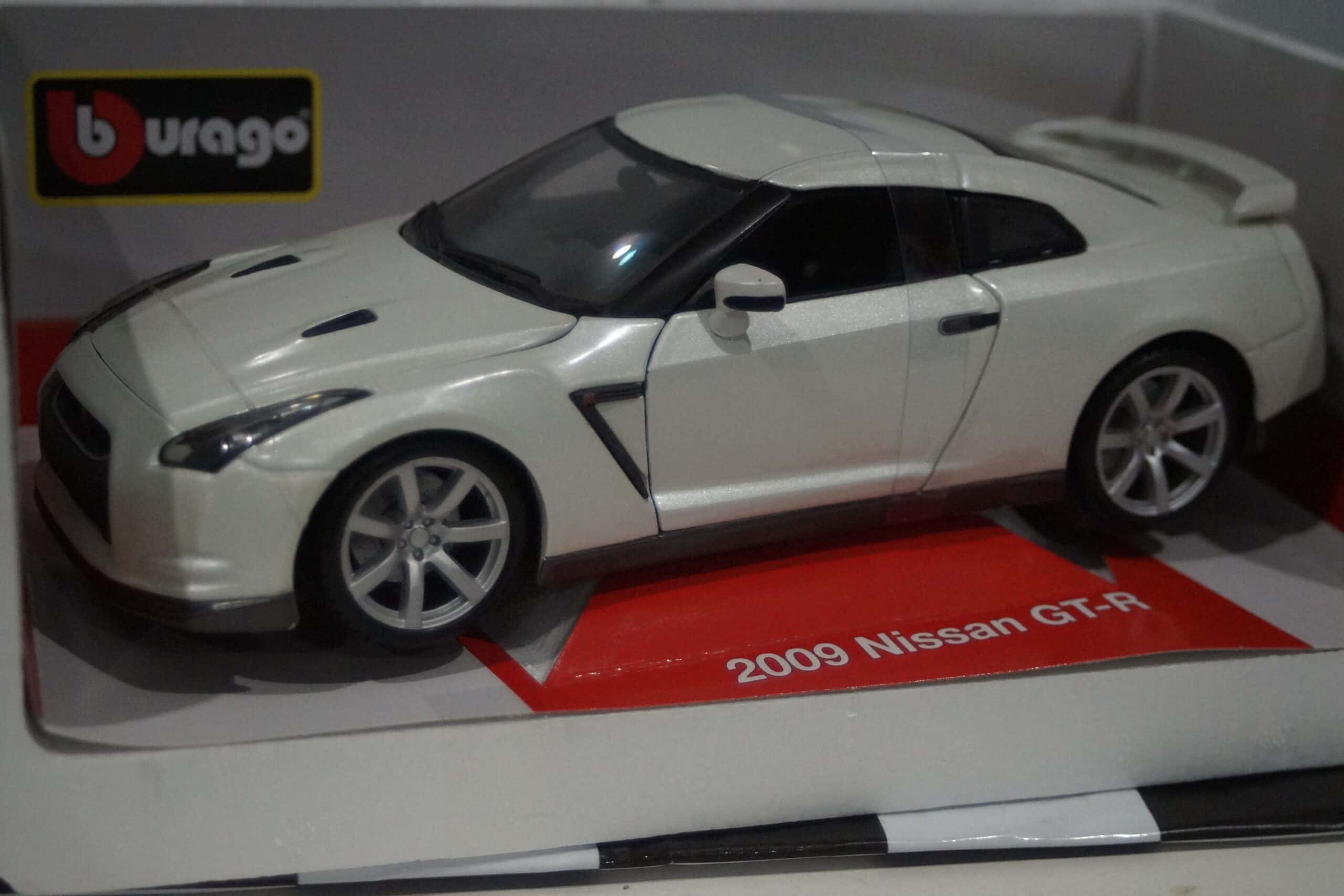 Burago 2009 nissan gt-r 1:18 scale ref 11030