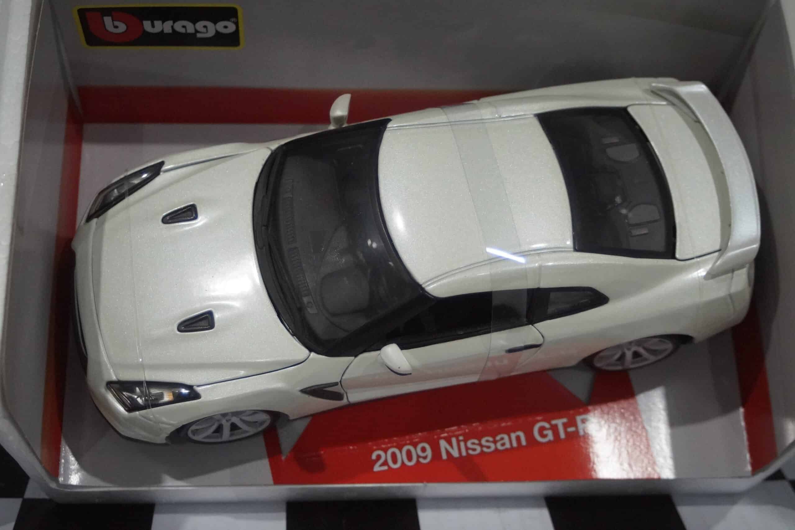 Burago 2009 nissan gt-r 1:18 scale ref 11030