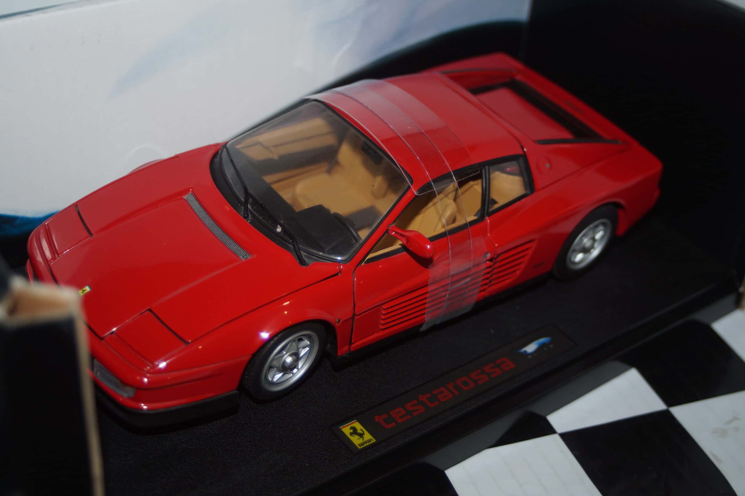 Hotwheels ferrari testarossa red 1:18th j2927-0510