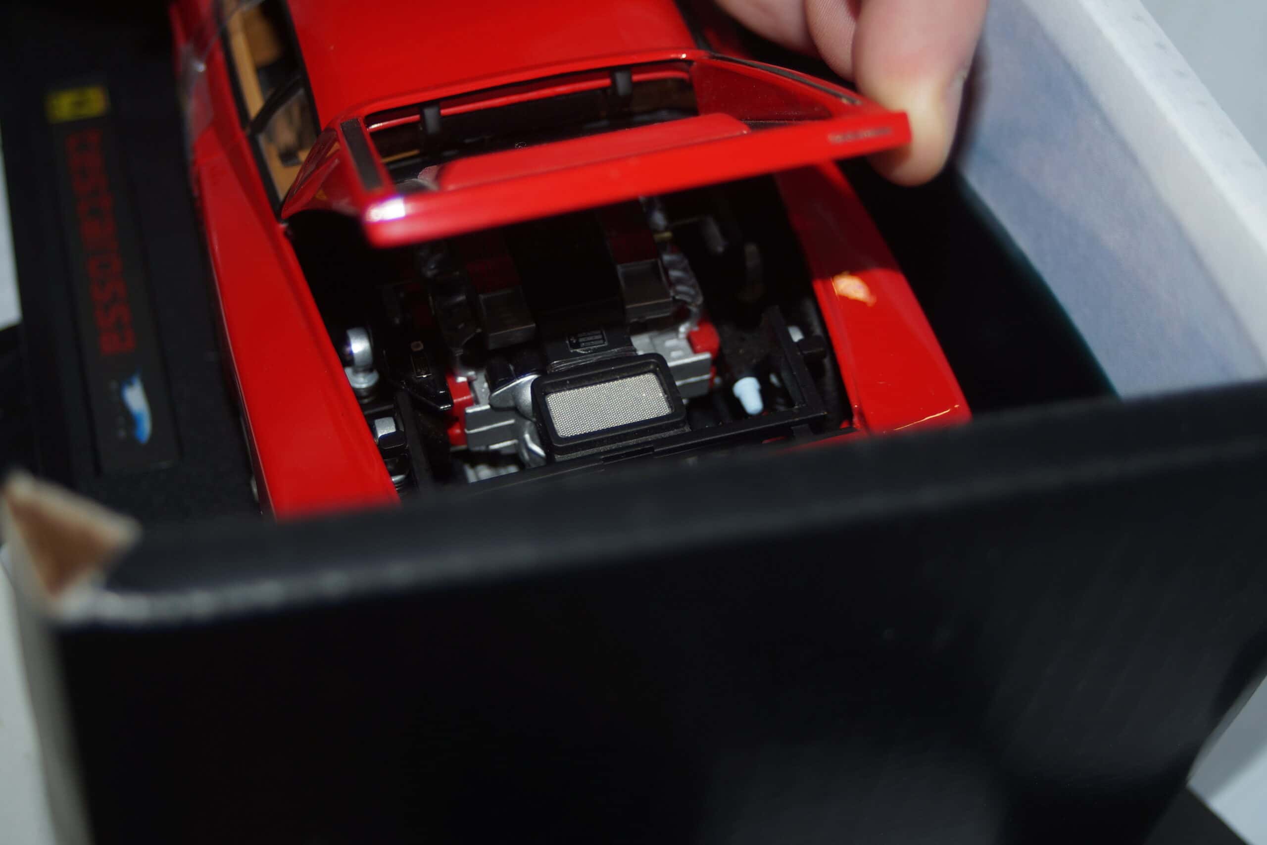 Hotwheels ferrari testarossa red 1:18th j2927-0510